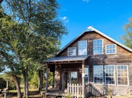 1BR and Loft with Amazing Views and Private W and D，位于Groesbeck的酒店