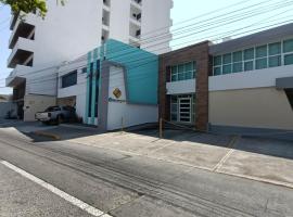 EXECUTIROOMS VERACRUZ，位于韦拉克鲁斯的带停车场的酒店