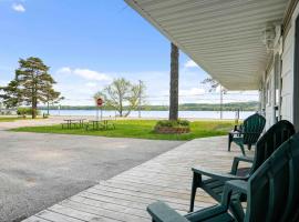 South Arm Retreats Motel @ Lake Charlevoix - Double Room 1，位于East Jordan的酒店