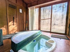 Alpine Allure by AvantStay Indoor Hot Tub Game Loft Enclosed Deck，位于莱克哈莫尼的带按摩浴缸的酒店