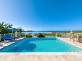 Breathtaking Chalk Sound Private Pool Sunset Villa，位于普罗维登西亚莱斯岛的酒店