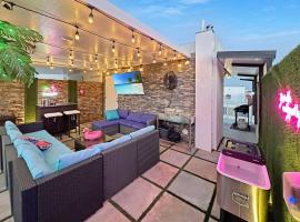 Vacay Spot experience Luna Sky! 65" TV BAR, BBQ, SHOWER massage jets, music, go to FL Keys，位于霍姆斯泰德的度假短租房