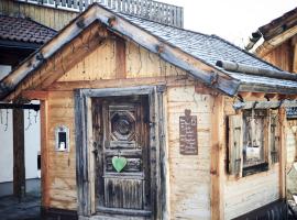 Rustic holiday home with sauna，位于格伦的酒店