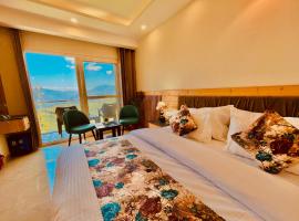 The Pine Woods - A Four Star Luxury Resort in Mussoorie，位于穆索里的宠物友好酒店