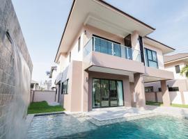 独栋 4卧4卫 带泳池别墅 免费Wi-Fi 可派对，位于Ban Pho Sa的带停车场的酒店