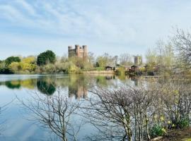 Bull Rush Retreats luxury hot tub lodge at Tattershall Lakes，位于塔特舍尔的酒店