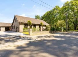 Holiday home in the greenery of Limburg，位于胡塔伦的度假屋