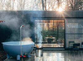 Cabin in the woods with hottub，位于Stekene的住宿