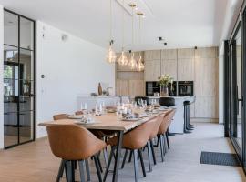 Huswell - Luxurious house with indoor elevator in Knokke，位于克诺克－海斯特的酒店