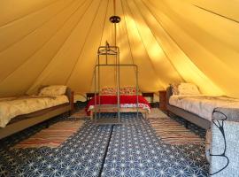 glamping with private solar heated swimming pool，位于塔布阿的豪华帐篷营地
