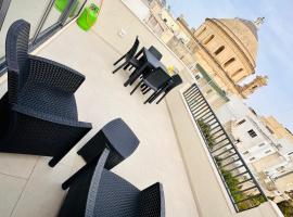 Dome Luju Duplex Penthouse，位于莫斯塔的酒店