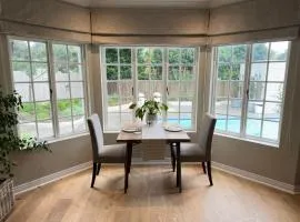 Camellia Cottage: Bay Room