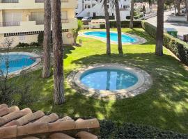 Apartamento en la Escala con piscina y parking，位于莱斯卡拉的酒店