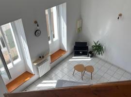 Joli appartement，位于Cozes的酒店