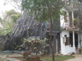 Suneetha Hotel，位于波隆纳鲁沃的酒店