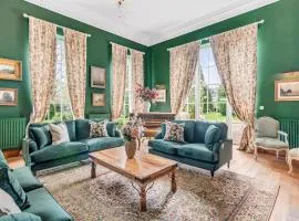 Beccles Georgian Mansion l 9 Bedrooms, Hot Tub & Parkland