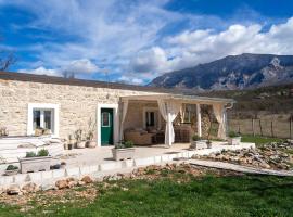 Stone House With Jacuzzi "DINARA"，位于Kijevo的酒店