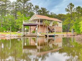 Bayou La Batre Stilted House on Snake Bayou!，位于Bayou La Batre的酒店