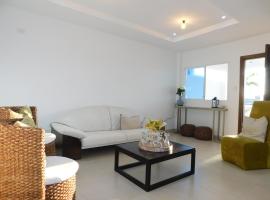 Casa Florencia gran piscina，位于萨利纳斯的酒店