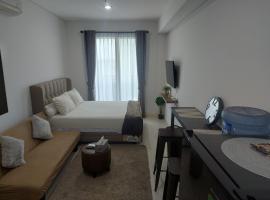 Comfy Studio with City View @BorneoBay Residence，位于Klandasan Kecil的带按摩浴缸的酒店