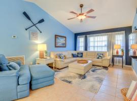 Jensen Beach Home with Heated Pool!，位于詹森比奇的酒店