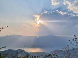 Into The Wild Pokhara，位于Kāskī的酒店