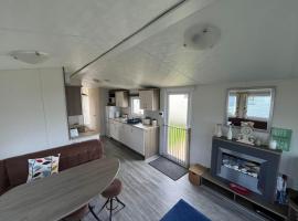 Ormesby 8, Haven Holiday Park, Caister - Four Bedroom, sleeps 8, pets welcome - 2 minutes from the beach!，位于大雅茅斯的酒店