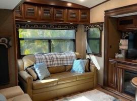 Happy Glampers two bathroom w/golf cart，位于River Ranch的酒店