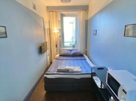 Yksityinen huone ja kylpyhuone kaupungin keskustassa，位于赫尔辛基的酒店