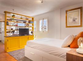 Duquesa port studio apartment - bright sunlit terrace，位于马尼尔瓦的酒店