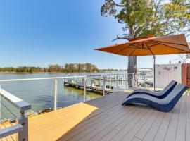 Waterfront Colonial Beach Studio with Boat Dock!，位于科洛尼尔比奇的公寓