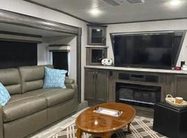 Glamping at its best-sleeps 6 with golf cart，位于River Ranch的酒店