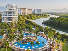Luxury Beachfront Suites With Private Pool，位于巴亚尔塔港的酒店