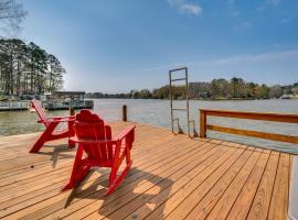 Lakefront New London Home Dock, Fire Pit and Views!，位于New London的酒店