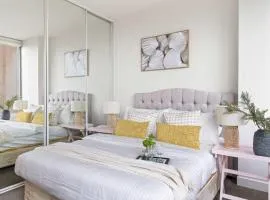 A Cozy 2BR Apt on Collins Near Flinders Station