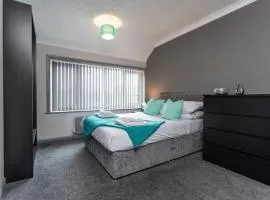 Stylish House - Close to City Centre - Free Parking, Super-Fast Wifi and Smart TVs by Yoko Property