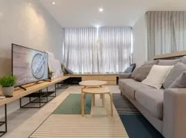 A Comfy & Bright 2BR Suasana Suite 6 FREE Parking