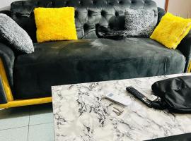 Appartement 2 chambres salon haut standing，位于Abomey-Calavi的酒店