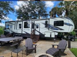 2 bedroom glamping RV w/golf cart，位于River Ranch的酒店
