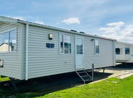 Luxurious caravan in Lyons Holiday Park Rhyl，位于Meliden的酒店