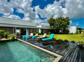 Garden Villa with pool，位于Petit Raffray的酒店