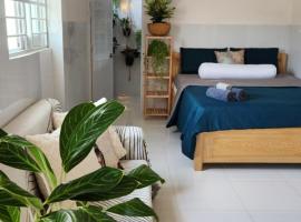 Guesthouse room with Kitchenette & Ensuite Bathroom，位于Ấp Mỹ Hải的旅馆