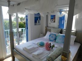 Greek Island Style 2 bedroom Villa with Pool next to the Sea，位于拉纳卡的酒店