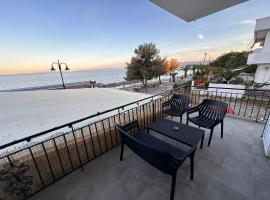 Agioi Theodoroi Beachview Chic Modern Apt，位于圣塞多罗伊的公寓