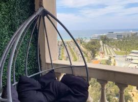 Sea and Montaza Palace view 2 bedrooms apartment alexandria,2 full bathrooms, with 2 AC and 1 Stand Fan, free wifi , available all year days with 3 heavy blankets，位于亚历山大的公寓