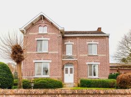 Beautiful mansion with swimming pool and jacuzzi，位于比尔曾的酒店