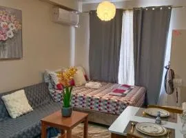 Affordable Condo near Airport w balcony