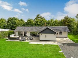 4 Bedroom Lovely Home In Tarm，位于察姆的酒店