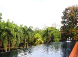 7-Bdrm Tropical Villa in Nature，位于奈通海滩的酒店