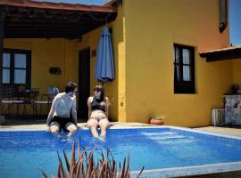 Gemütliches Ferienhaus in El Rosario mit Privatem Grill und Panoramablick，位于El Rosario的酒店